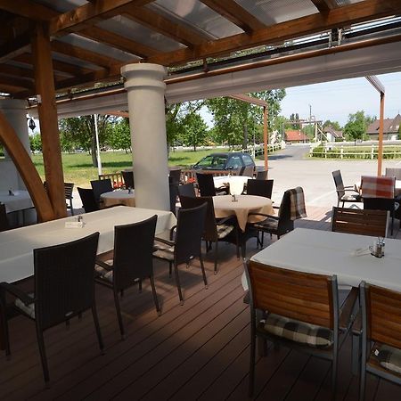 Piroska Csarda Es Panzio Bed & Breakfast Сиофок Екстериор снимка