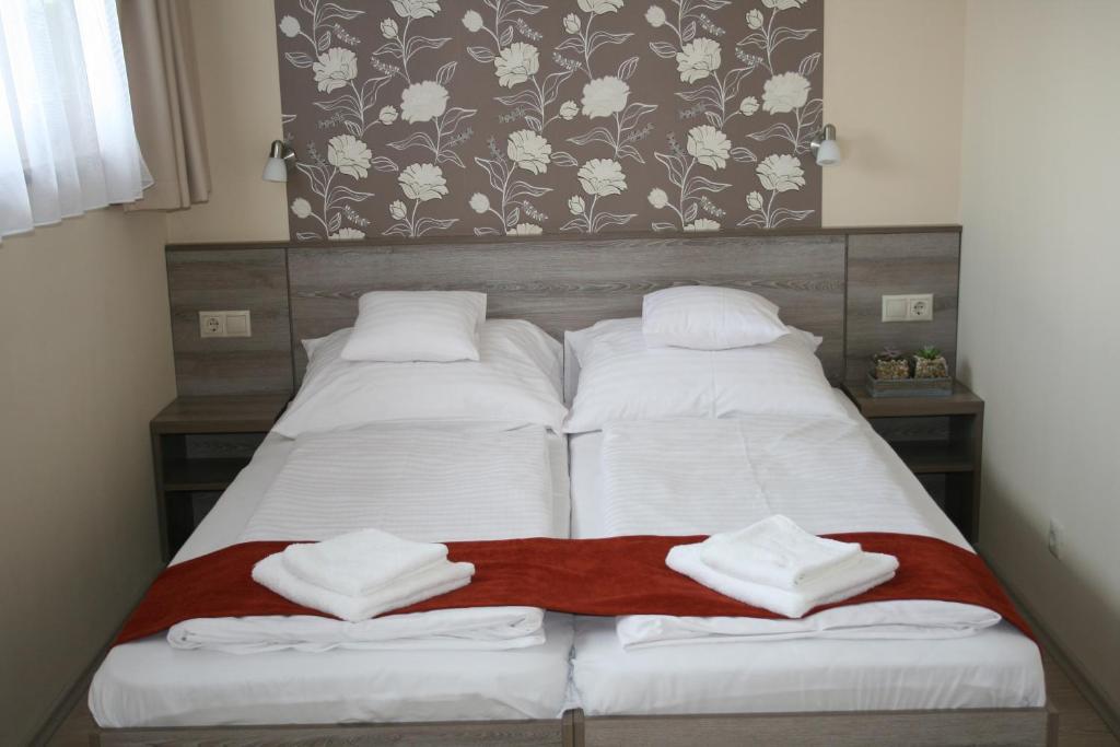 Piroska Csarda Es Panzio Bed & Breakfast Сиофок Екстериор снимка