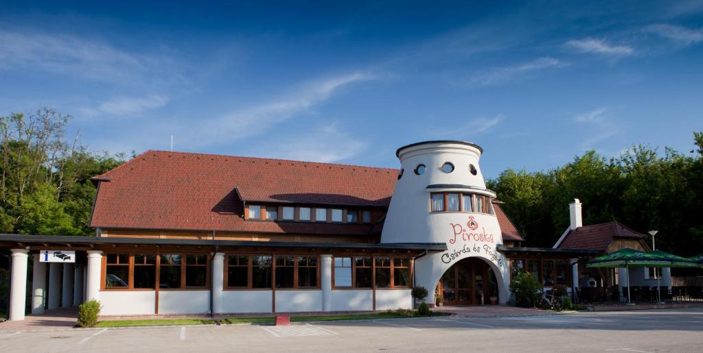 Piroska Csarda Es Panzio Bed & Breakfast Сиофок Екстериор снимка